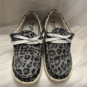 Very G Gypsy Jazz slip-on sneakers in a grey leopard print with white laces.